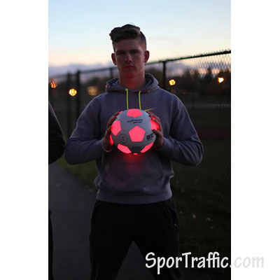 KANJAM šviečiantis LED futbolo kamuolys Tamsoje
